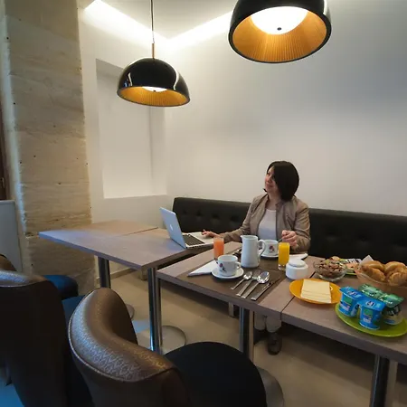 Отель Central Hotel Ним