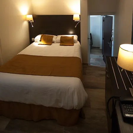 Central Hotel נים