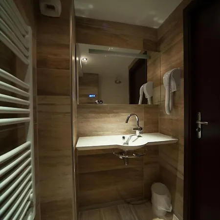 Central Hotel מלון 3*