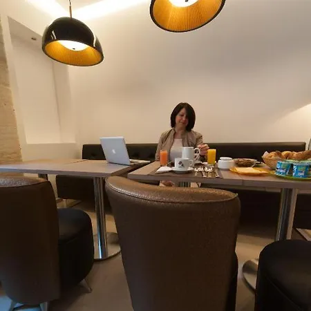 Central Hotel Ним