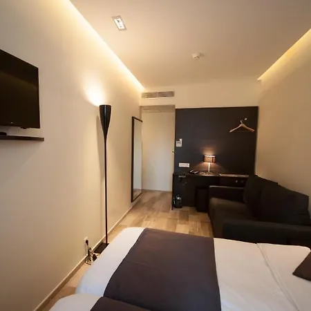 Отель Central Hotel Ним