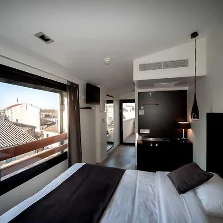 Central Hotel Ним