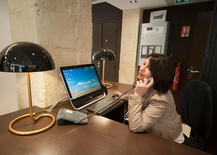 Central Hotel Ним