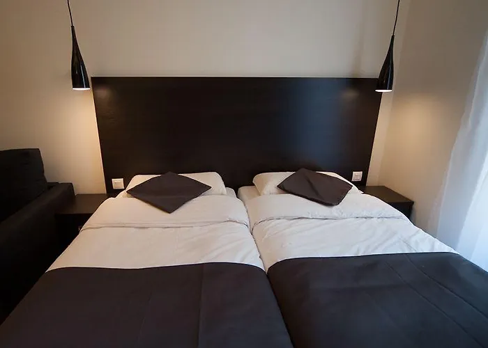 Central Hotel Отель Ним