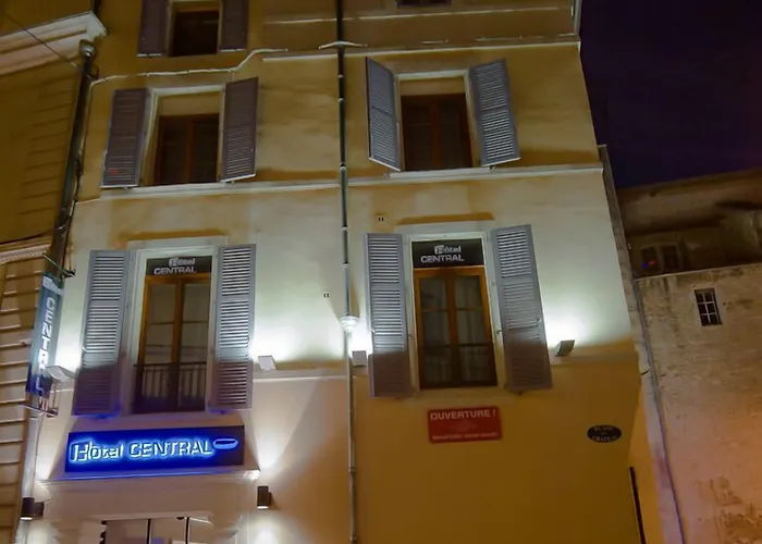 Central Hotel Ним