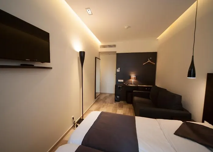 Отель Central Hotel Ним