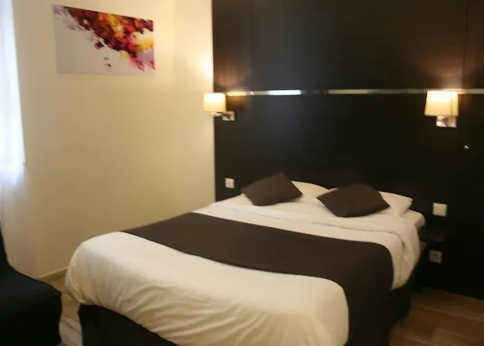 Central Hotel Отель Ним